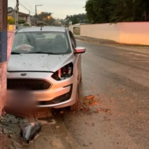 Veículo colide com poste em São João Batista; Motorista não estava no local