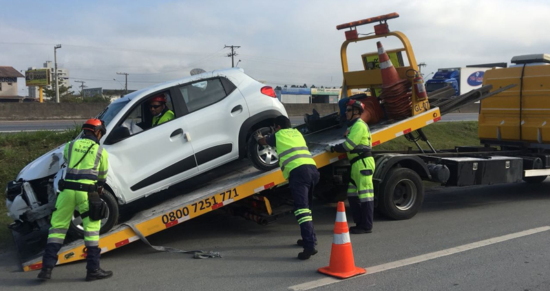 Motorista fica preso às ferragens após capotar veículo às margens da BR