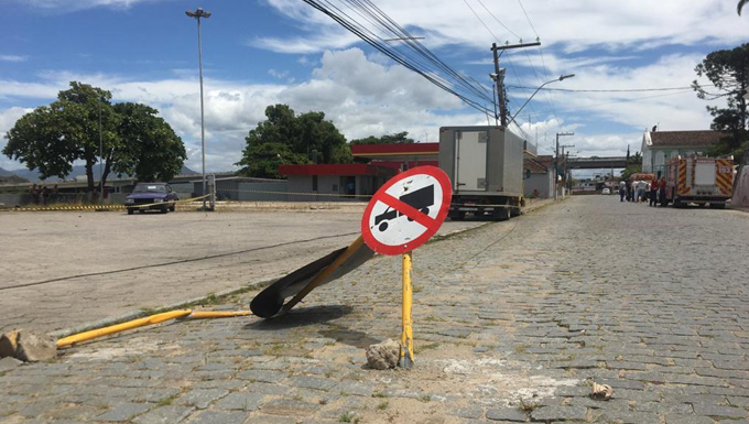 Condutor De Caminh O Colide Em Poste De Alta Tens O Ao Sofrer Mal