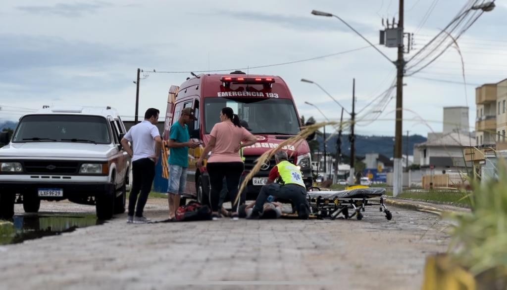 Mulher cai de moto ao tentar desviar de cachorro em via pública