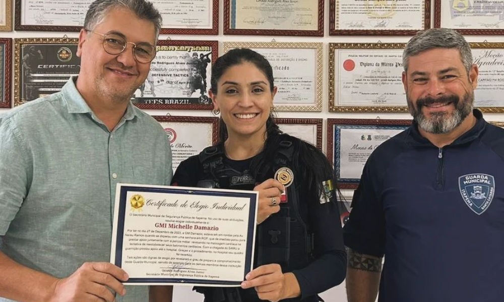 Guardas Municipais recebem certificado de elogio após salvamento de idosa e bebê