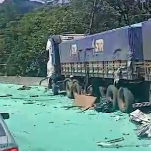 Caminhoneiro de empresa de Tijucas se envolve em acidente no Paraná
