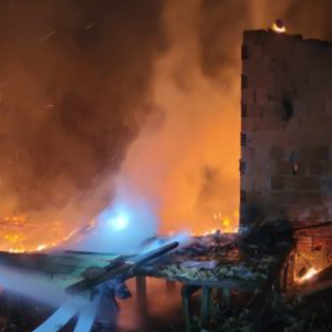 Incêndio em residência abandonada mobiliza Corpo de Bombeiros 