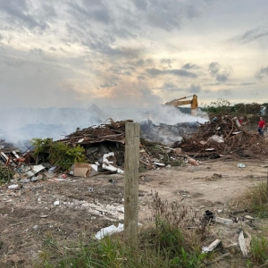Incêndio em depósito de entulho volta a preocupar moradores no Bairro Joaia