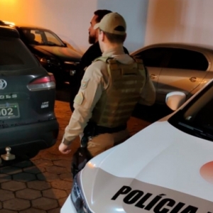 Policial de folga flagra veículo usando placa oficial irregular