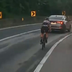 Ciclista é flagrado descendo o Morro do Boi pela pista principal