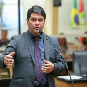 Apreendidos documentos, celular, notebook e perguntaram de dinheiro; Deputado fala sobre operação 