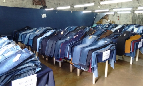  Feirão do jeans, em Tijucas, oferece descontos especiais e horário estendido para compras
