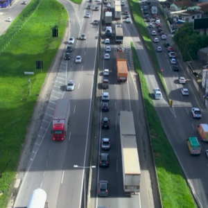 BR-101 travada: Pane em carreta causa congestionamento de 2 km em Itapema