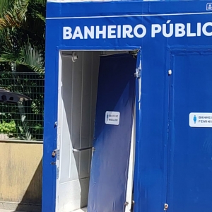 Absurdo: Vândalos destroem banheiros e duchas em Porto Belo