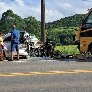 URGENTE: Grave acidente na SC-410 deixa um homem preso às ferragens 