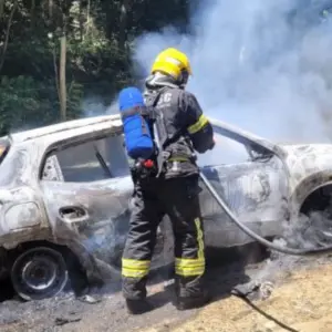 Quatro pessoas escapam de carro em chamas no Morro da Antena