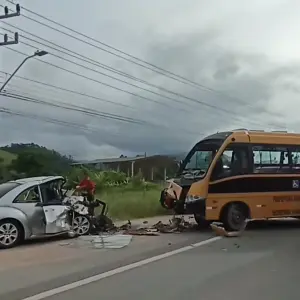 Tragédia na SC-410: colisão frontal entre ônibus e carro resulta em morte 