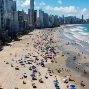 ‘Dubai brasileira’ tem dois pontos da Praia Central considerados impróprios para banho