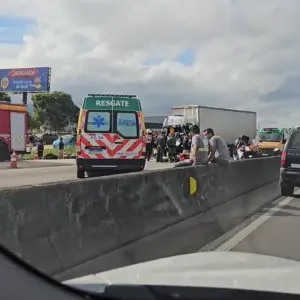 BR-101 totalmente interditada em Porto Belo após acidente entre carretas