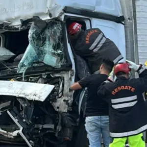 Grave acidente envolve três caminhões e deixa motorista preso às ferragens na BR-101