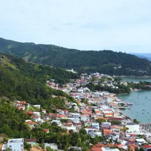 Banhistas e comunidade local participam de atividades sobre descarte de lixo, vida sustentável e preservação marinha