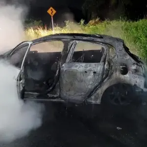 Carro é consumido por incêndio no Morro de Zimbros em Bombinhas