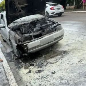 Carro pega fogo em Canelinha e incêndio é controlado por populares