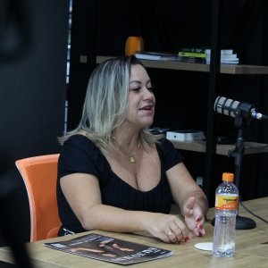 Primeiro Clic Podcast recebe Eliza Amarante em edição especial pelo Dia das Mulheres