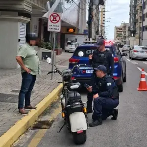 Fiscalização de ciclomotores na Meia Praia resulta em apreensão de veículos