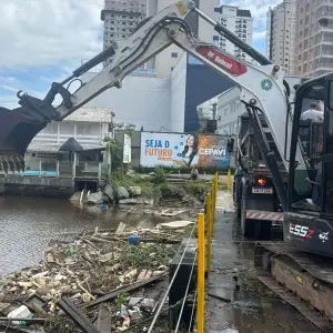 Limpeza da Ponte Balsa remove grande volume de resíduos no Rio Perequê